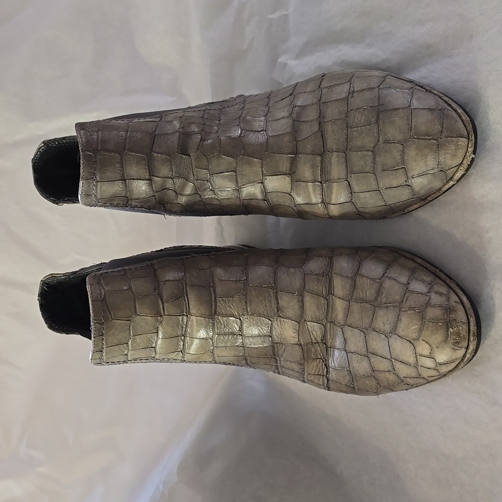 Stuart Weitzman Croc Leather Ankle Boots Block Heel Size 5 Olive/Grey